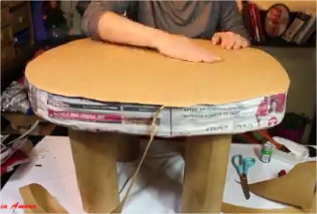 Mesa feita reaproveitando caixas de papelão