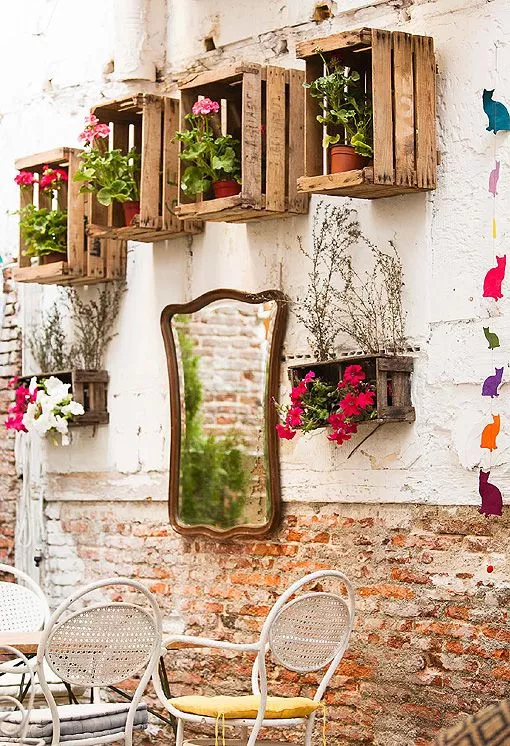 15 ideias com caixotes para decorar o jardim e áreas verdes