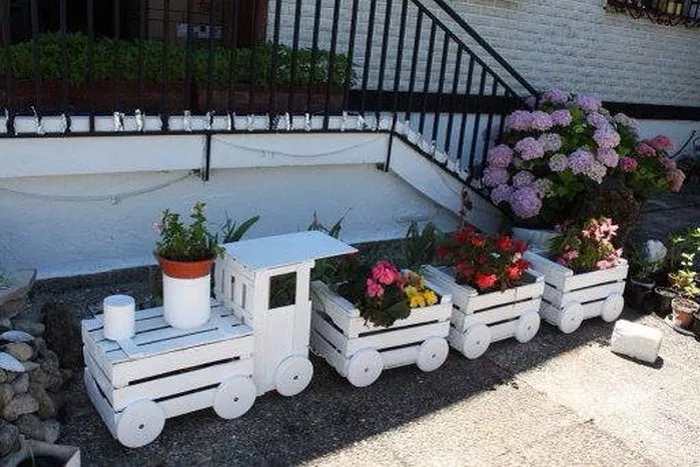 15 ideias com caixotes para decorar o jardim e áreas verdes