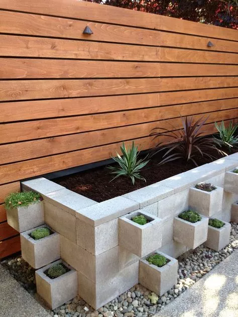 Идеи украшения сада и дачи бетонным кирпичом